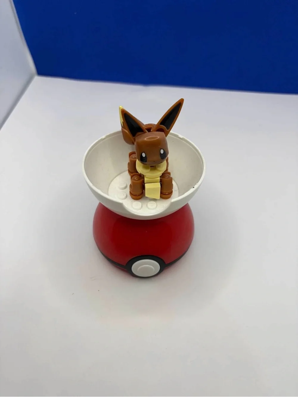 Pokémon Eevee Buildable Figure in Poké Ball Display Toy